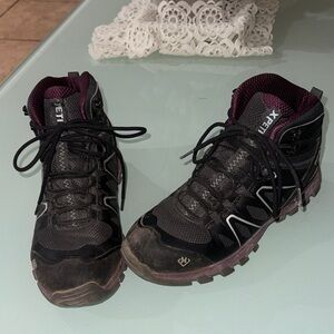 Women's Black and Purple Athletic Shoes